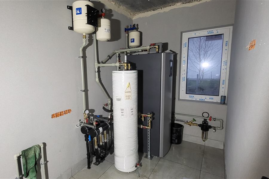 Stacja hydroforowa z filtrem i zbiornikami w pomieszczeniu technicznym domu